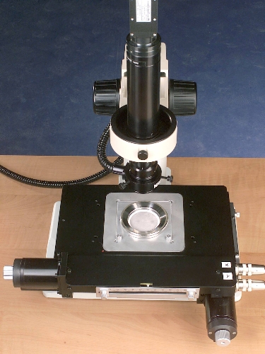 Microscope � balayage et le logement du filtre